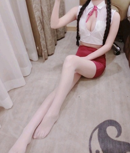 兼职小姑娘逼逼粉嫩多水，超甜超棒，还喜欢舔蛋